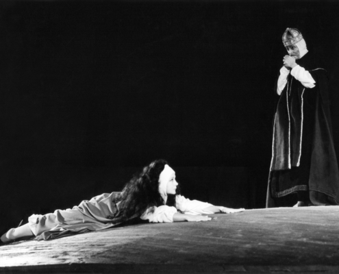 Misura per Misura di William Shakespeare. Regia di Luca Ronconi. Con Valentina Fortunato, Massimo Girotti, Mario Scaccia. 1967.